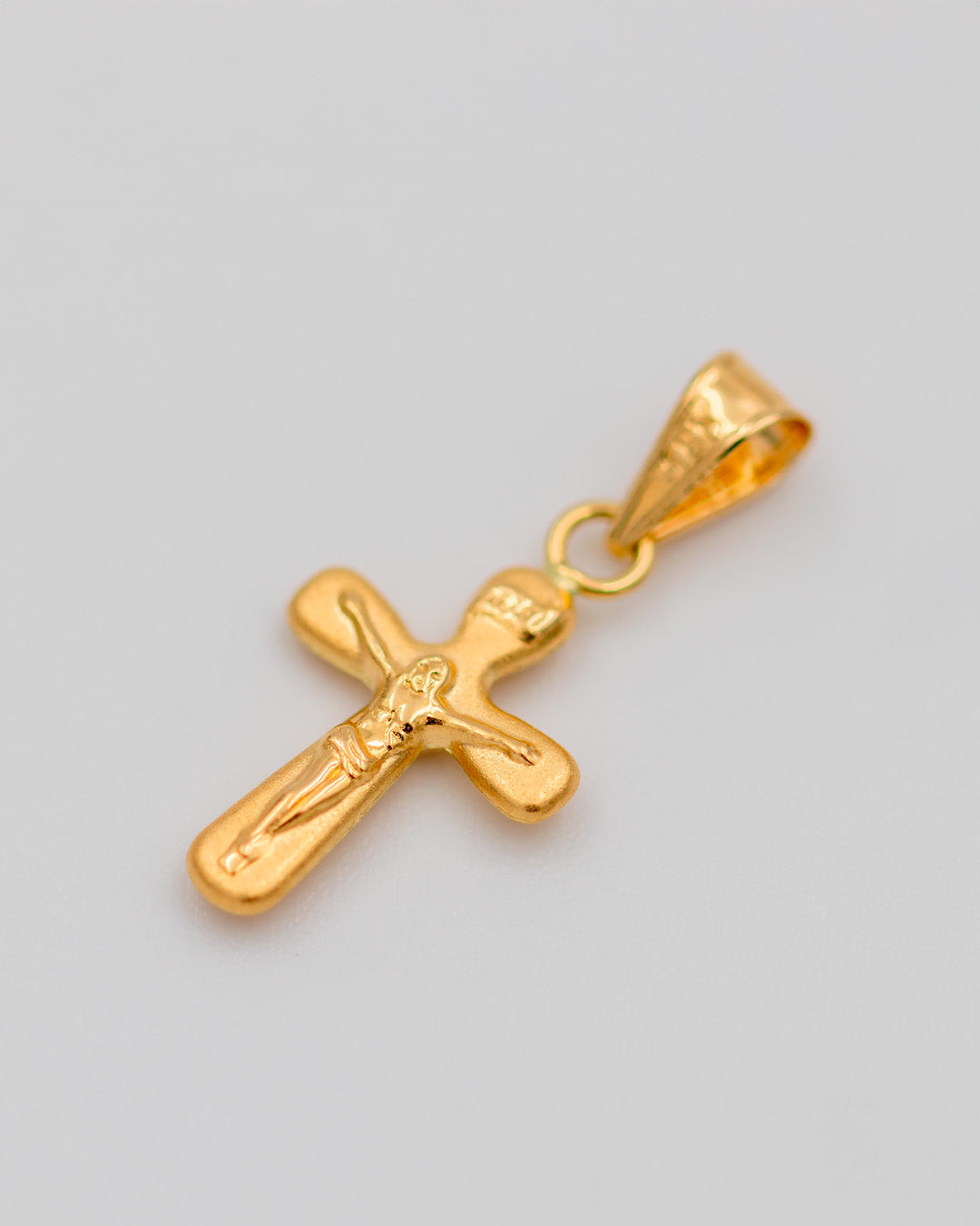 Dije Cruz Cristo Toquelado, Oro Amarillo 18k - 0,6 gr