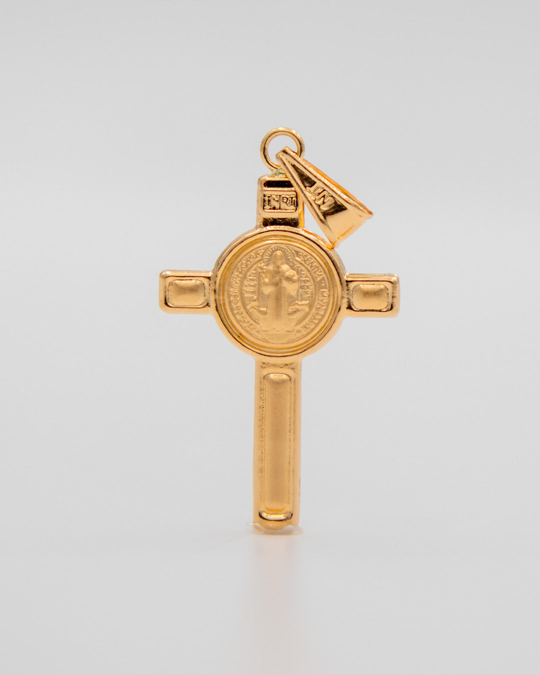 Dije Cruz San Benito Toquelado, Oro Amarillo 18k - 2,5 gr