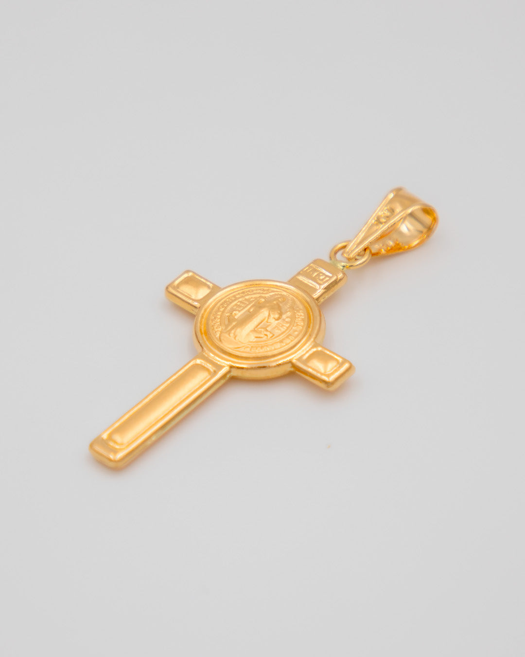 Dije Cruz San Benito Toquelado, Oro Amarillo 18k - 2,5 gr