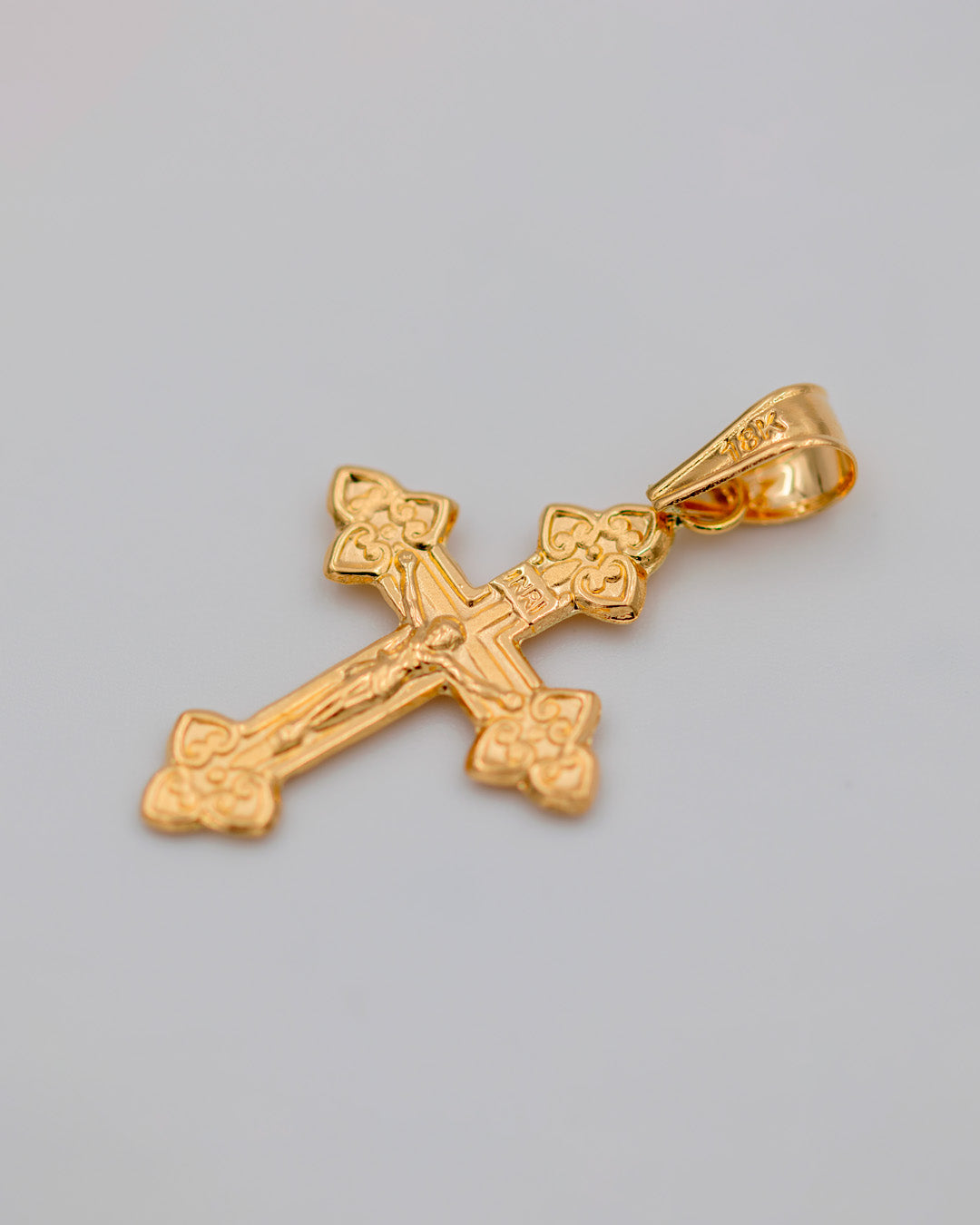 Dije Cruz Cristo Punta Triple, Oro Amarillo 18k - 1,3 gr