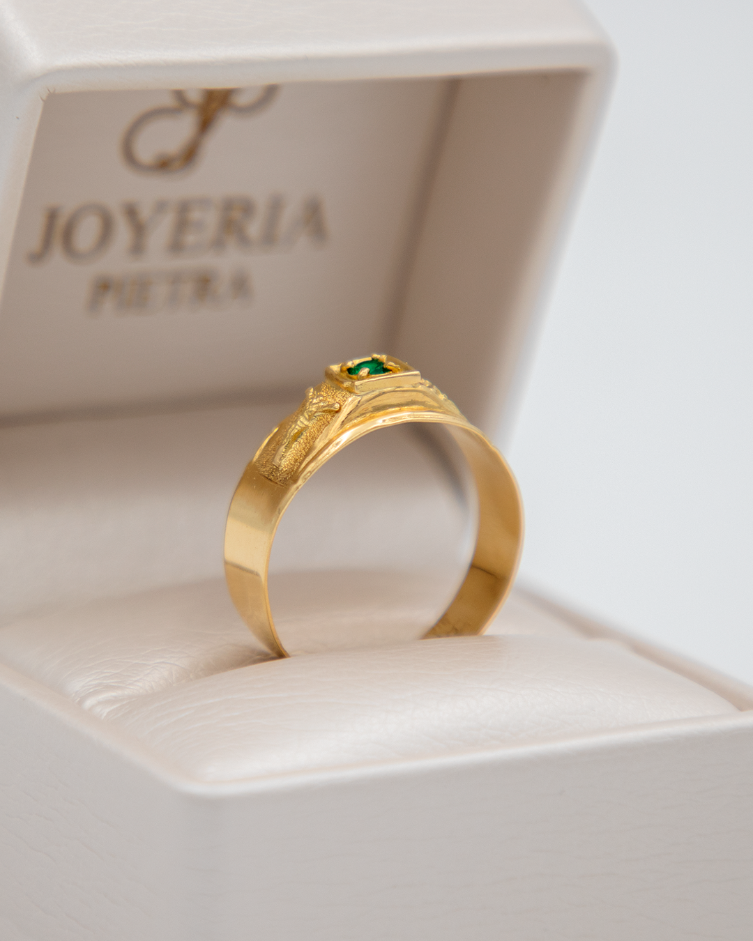 Anillo Circon Verde Con Cristos Laterales, Oro Amarillo 18k
