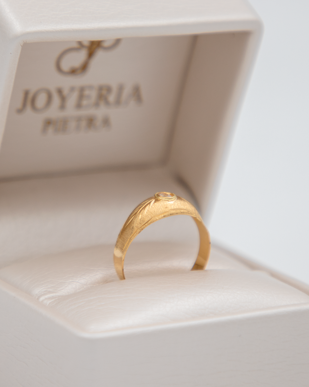 Anillo Sello Circon Blanco. Oro Amarillo 18k